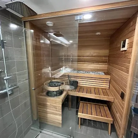 Indoor Access To Metro & Shopping Mall And Own Sauna Apartment *