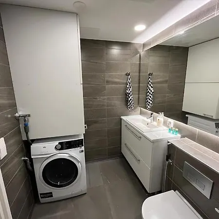 Indoor Access To Metro & Shopping Mall And Own Sauna Apartment *